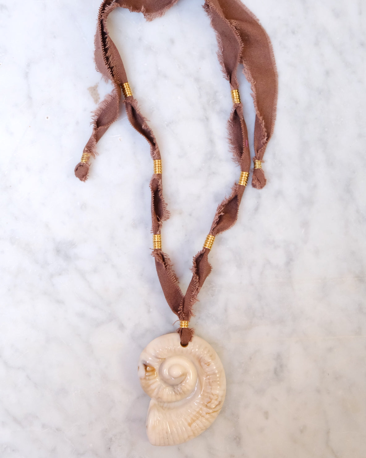Collar caracola lino café