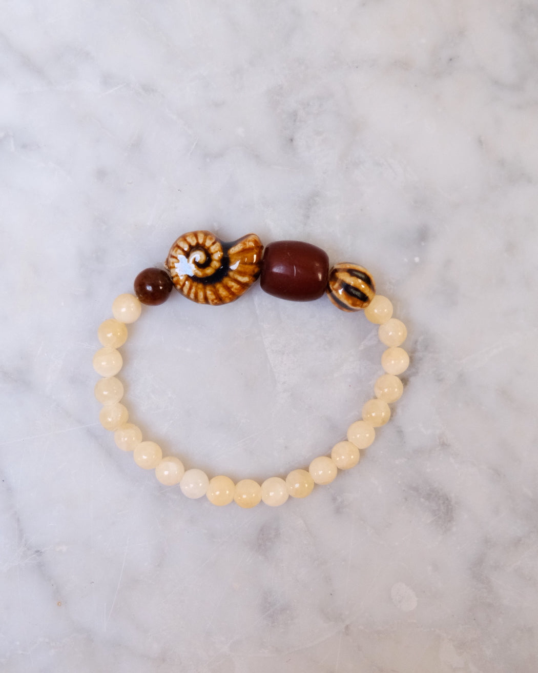 Pulsera caracola café simple