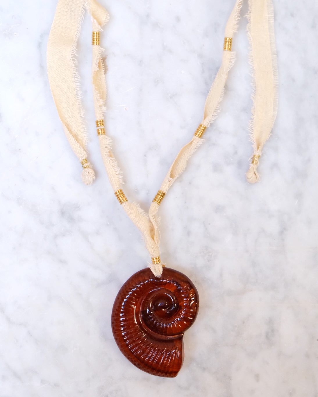 Collar caracola lino beige